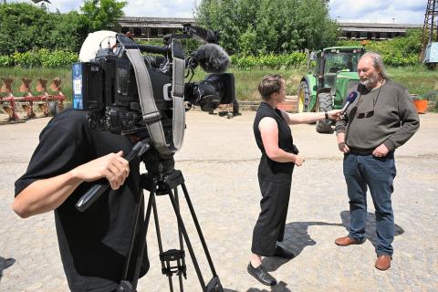 Natáčení reportáže České televize s Martinem Hutařem z ekofarmy PROBIO. Natáčení reportáže České televize s Martinem Hutařem z ekofarmy PROBIO.